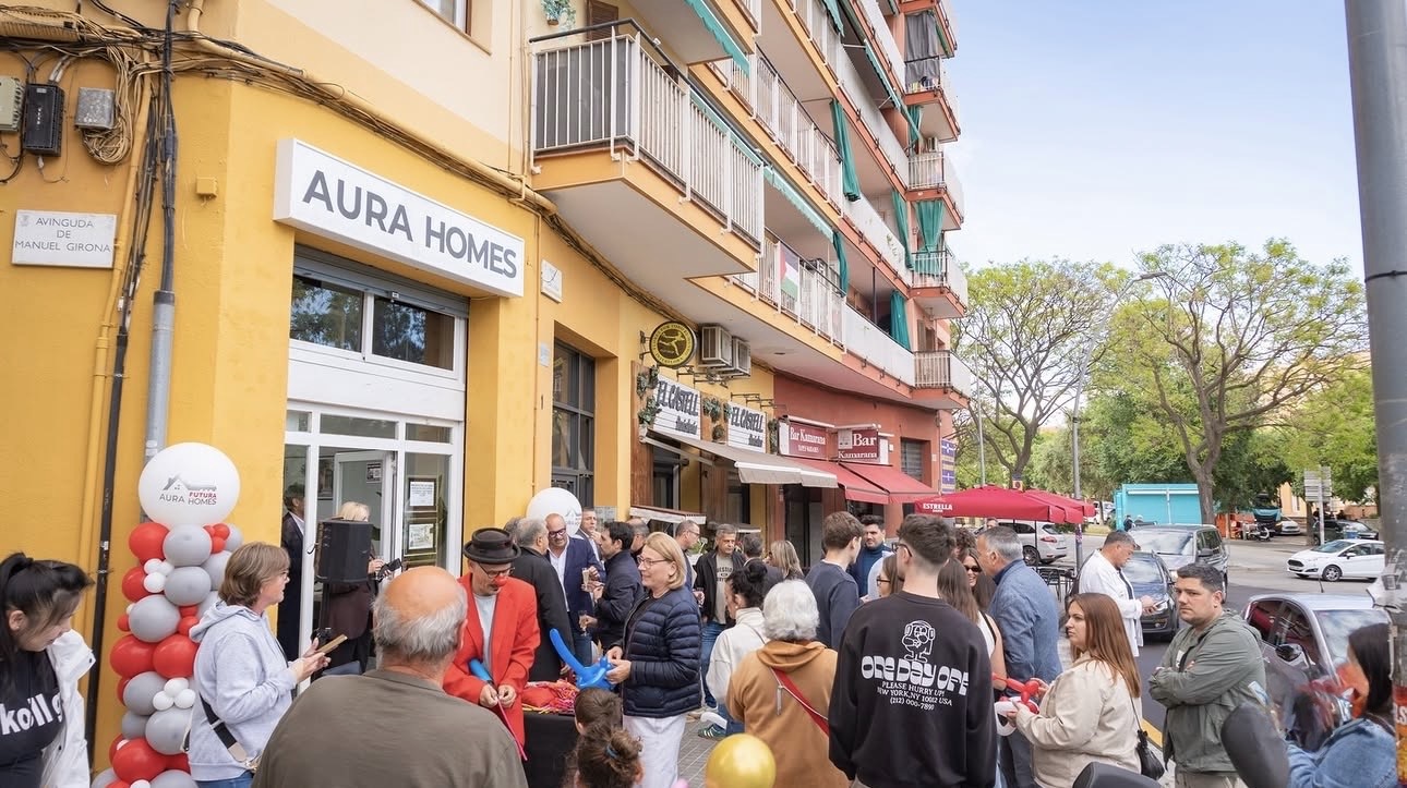 Calle llena en la inauguración de Aura Homes
