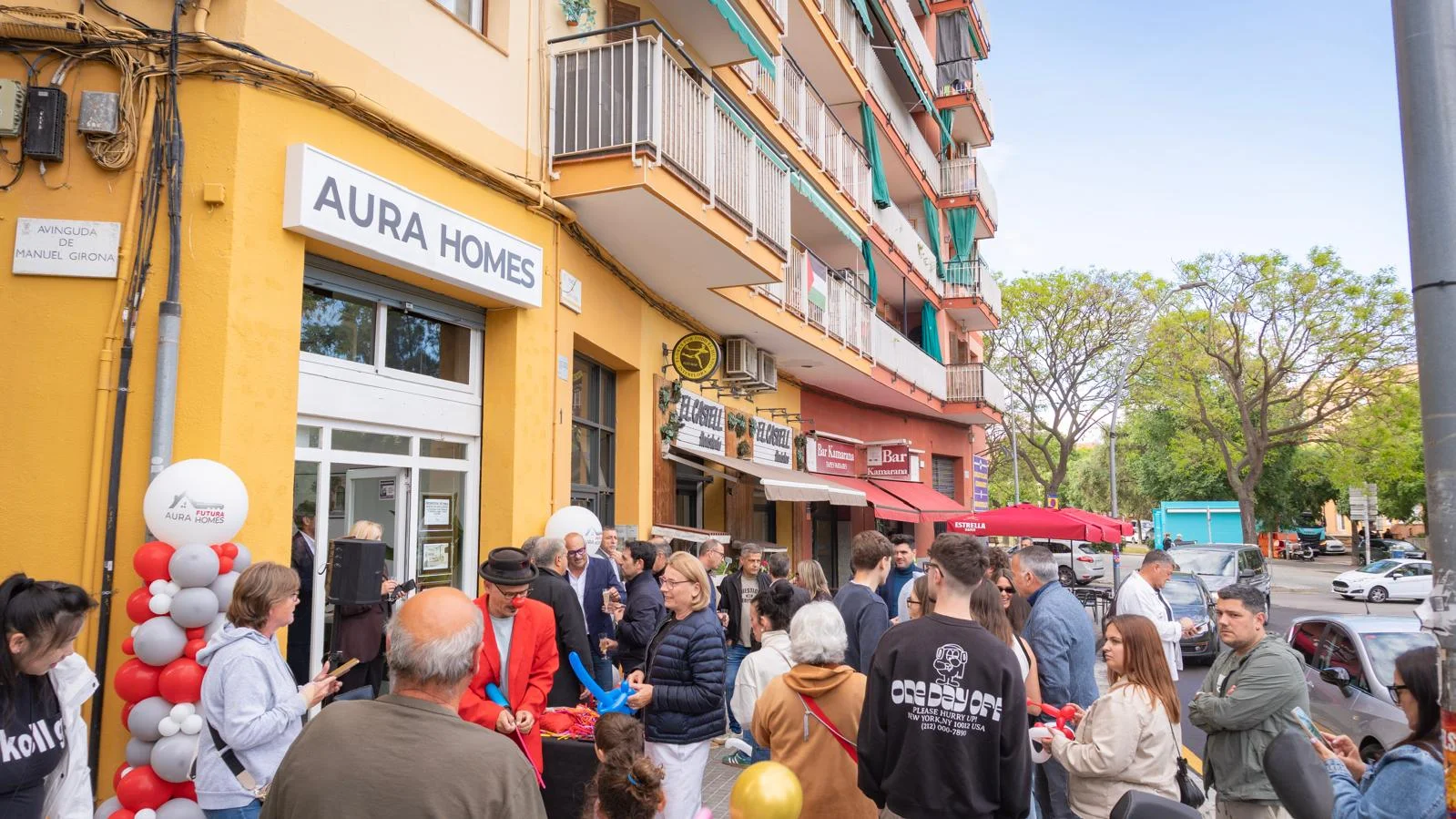Calle llena en la inauguración de Aura Homes