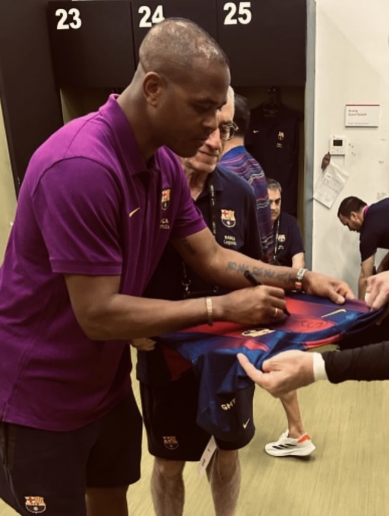 Camiseta firmada por Kluivert