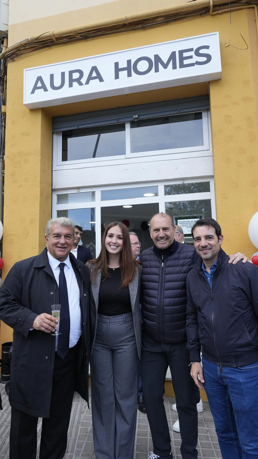 Joan Laporta, Jesús Angoy, el alcalde de Castelldefels y María Ramírez en la inauguración de Aura Futura Homes